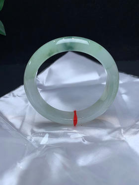 620192，54.8飘花手镯，很油润，飘清新蓝花，干净清爽