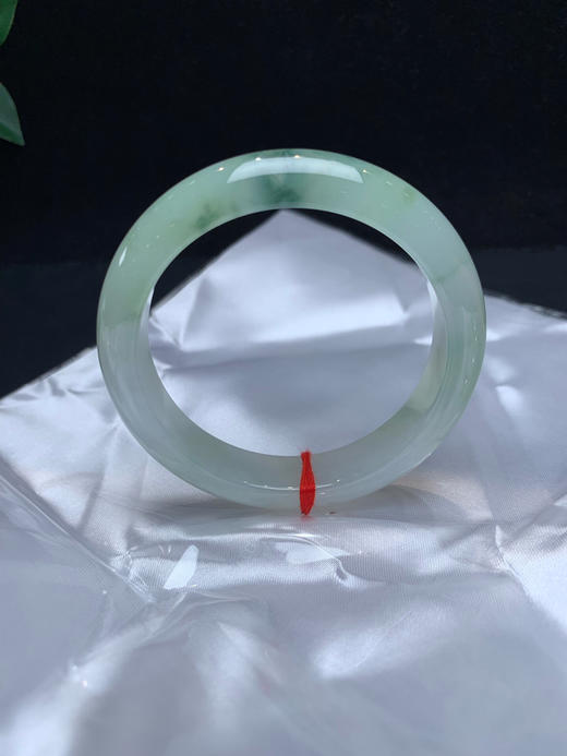 620192，54.8飘花手镯，很油润，飘清新蓝花，干净清爽 商品图0