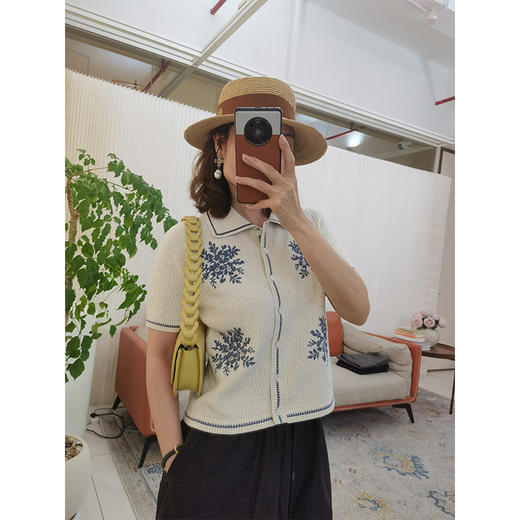 【贝拉自留款】松弛感穿搭 十字绣花短袖小衫 舒适透气 柔软细腻 电镀十字绣花纹 东方韵味 商品图4