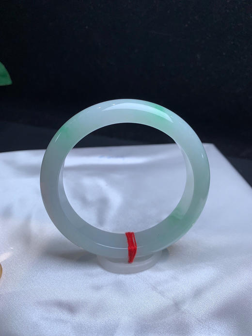 620193，57.5 飘绿正圈手镯，糯化底，飘清新绿。干净水润 商品图1