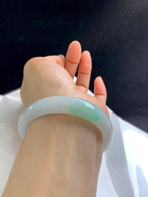 620199，55.5圈口，糯化飘绿正圈平安镯，白底飘甜绿，水头好 商品图5