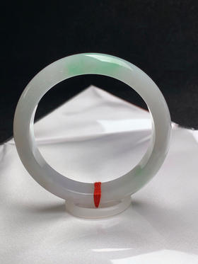 620199，55.5圈口，糯化飘绿正圈平安镯，白底飘甜绿，水头好