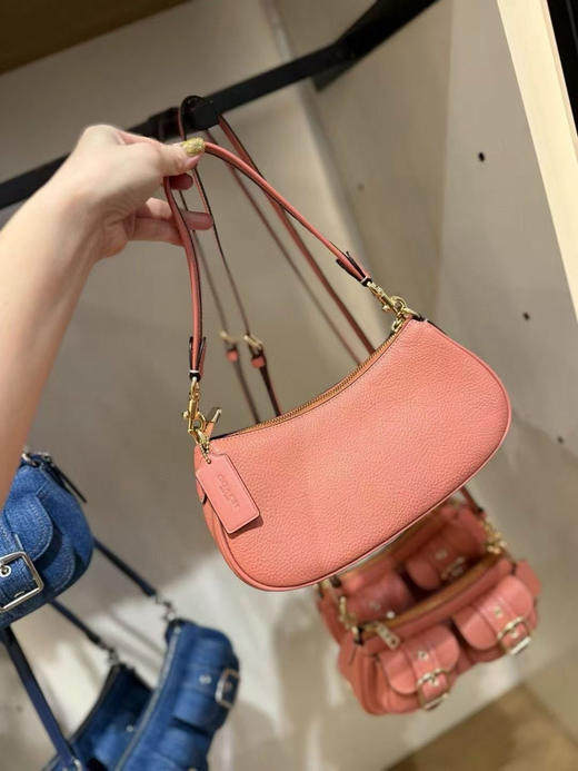 ¥1299🇺🇸Coach 新款Ashton 斜挎包/腋下包，夏天的西柚色😍有长短两根肩带， 复古风十足！尺寸25×10×7cm 商品图2
