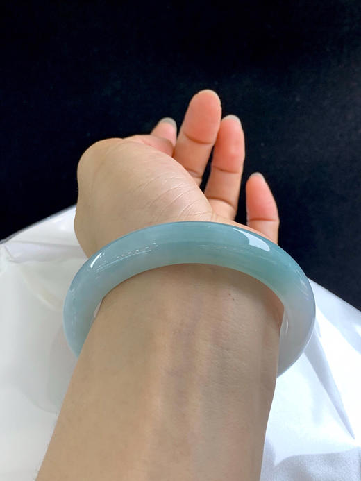 620198，61圈口，糯化飘油青半山水正圈平安镯，种老水足，底子细润 商品图5