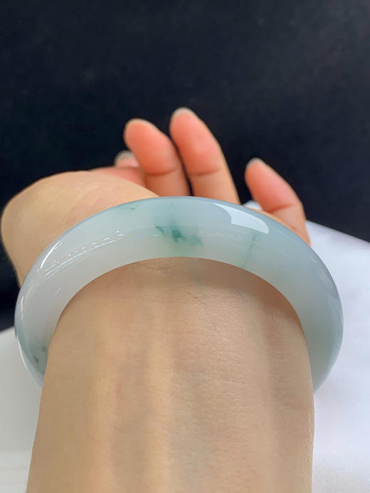 620200，55圈口，糯化飘花正圈平安镯，白底飘蓝花，底子非常细润，清爽干净 商品图4