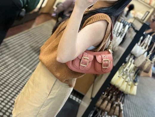 ¥1299🇺🇸Coach 新款Ashton 斜挎包/腋下包，夏天的西柚色😍有长短两根肩带， 复古风十足！尺寸25×10×7cm 商品图4