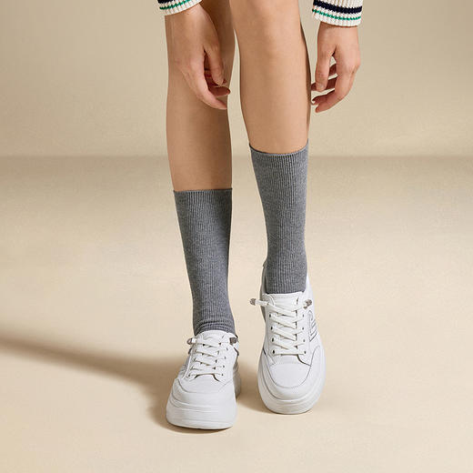 千百度厚底小白鞋休闲板鞋女款增高舒适轻便运动鞋A25451316 商品图4