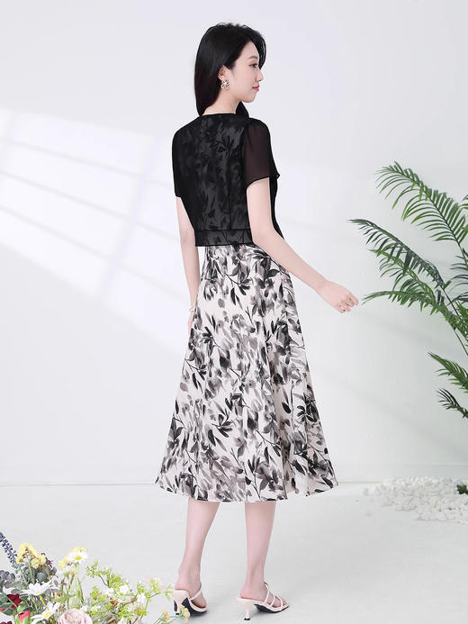 全新升级【铂金会员293/天猫389/差价96】(99717)洛诗琳气质套装2025新款夏季短袖外搭V领印花雪纺背心裙两件套 商品图3