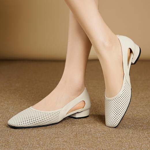 卷卷紫透气镂空气质凉鞋 优质柔软镂空皮面透气清爽不闷汗 小方头设计上脚显瘦 气质温柔百搭 商品图3