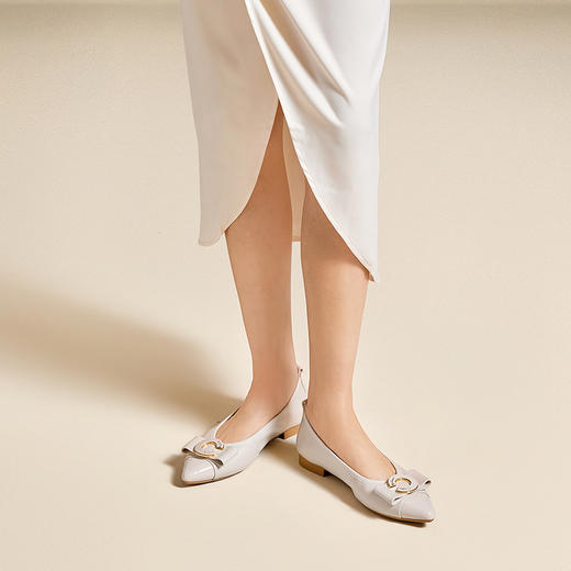 千百度蝴蝶结牛皮平底浅口单鞋女通勤小香风晚晚鞋A25481348 商品图4