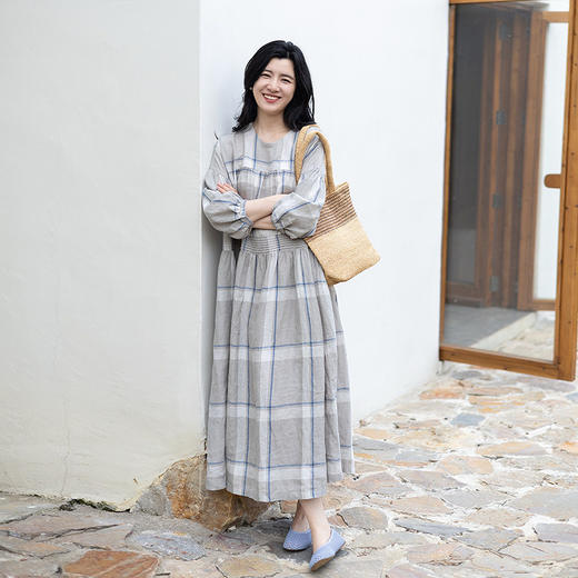 绽放旅行女装361朵/亚麻显瘦复古圆领塔克格纹宽松长款中袖连衣裙 商品图1