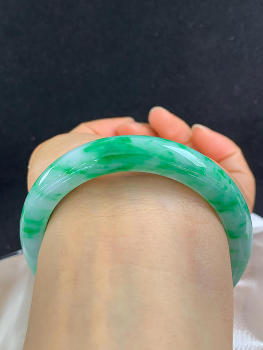 620201，56圈口，飘绿正圈平安镯，飘满圈辣绿色，色浓底子细腻 商品图4