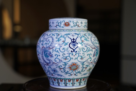 斗彩夔龙纹寿纹盖罐