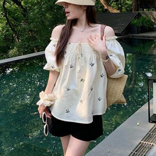 【AUChris法式度假风小衫】立体刺绣精致度拉满 一字肩可两穿设计 100%棉面料 轻盈不压身 娃娃衫版型 商品图2