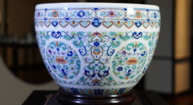 斗彩团花纹风水缸