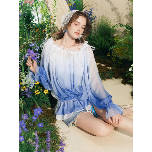 两三事 苏打碎冰 2025夏季新款渐变色抽绳一字肩灯笼袖雪纺衫女 商品图1