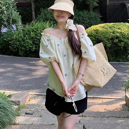 【AUChris法式度假风小衫】立体刺绣精致度拉满 一字肩可两穿设计 100%棉面料 轻盈不压身 娃娃衫版型 商品图8