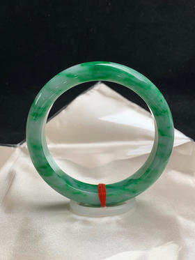 620201，56圈口，飘绿正圈平安镯，飘满圈辣绿色，色浓底子细腻