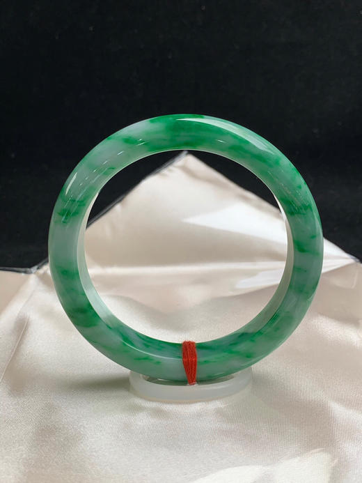 620201，56圈口，飘绿正圈平安镯，飘满圈辣绿色，色浓底子细腻 商品图0