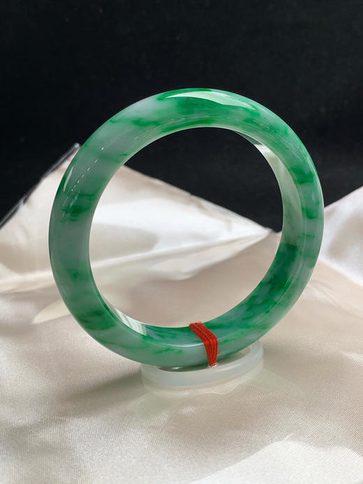 620201，56圈口，飘绿正圈平安镯，飘满圈辣绿色，色浓底子细腻 商品图1