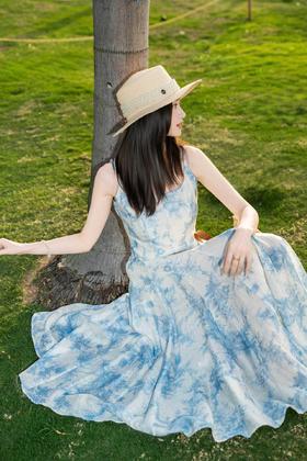 清新假日蓝白晕染碎花吊带裙SZ2S126-窃蓝