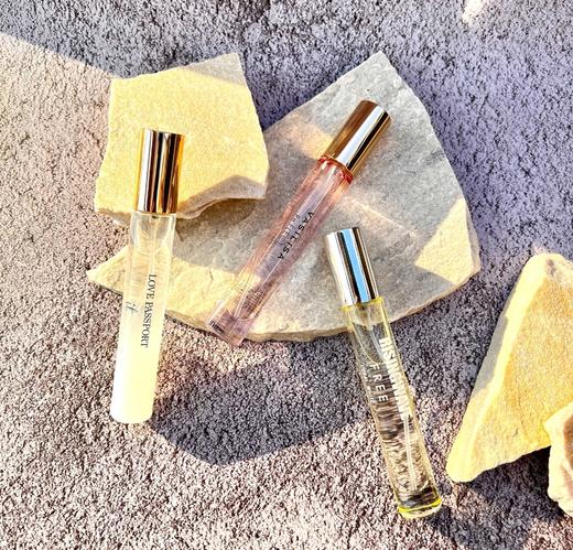 氛姿 爱情通行证随身香水8ml 水晶冰糖/幸福初绽/浅蓝天空/粉红暮色/粉红暮色/白色珊瑚/自由芳心/自信初心/魅影悠扬_BYY 商品图0