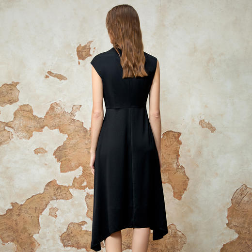 EITIE爱特爱夏季新款时尚小众设计收腰显瘦荡领不规则连衣裙8207933 商品图4