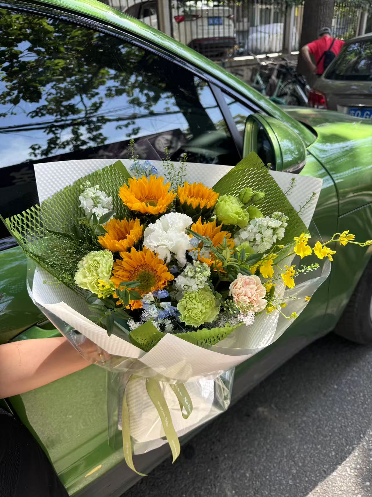 绿色系向日葵龙胆跳舞兰等混搭花束