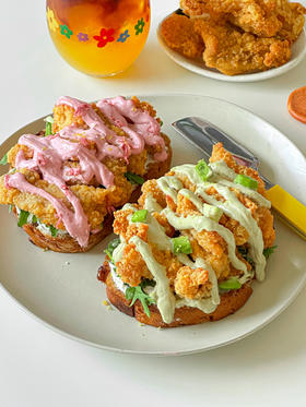 一人食brunch🍹｜脆皮炸鸡双拼开放三明治🍗