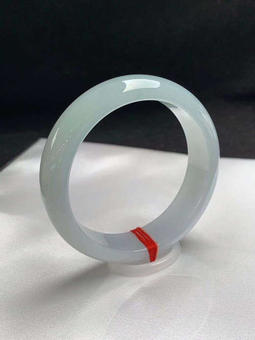 620211，56.5圈口，糯冰晴底正圈平安镯，宽版条形，淡底色，底子细润干净 商品图1