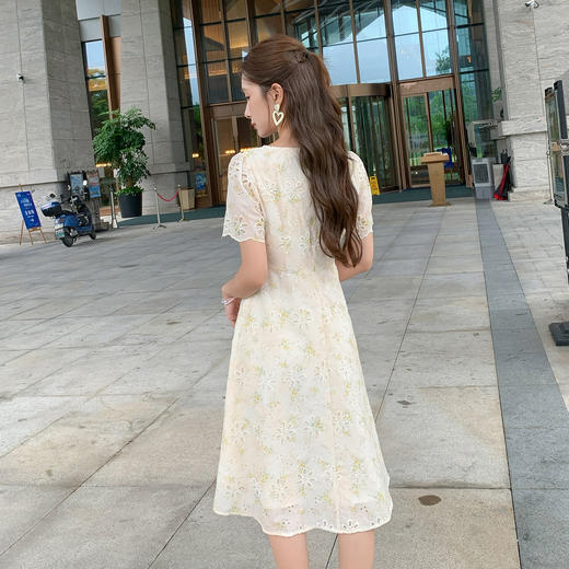 奢姿大码女装2026夏季减龄碎花方领连衣裙胖妹妹纽扣装饰时尚裙子9952869778 商品图3