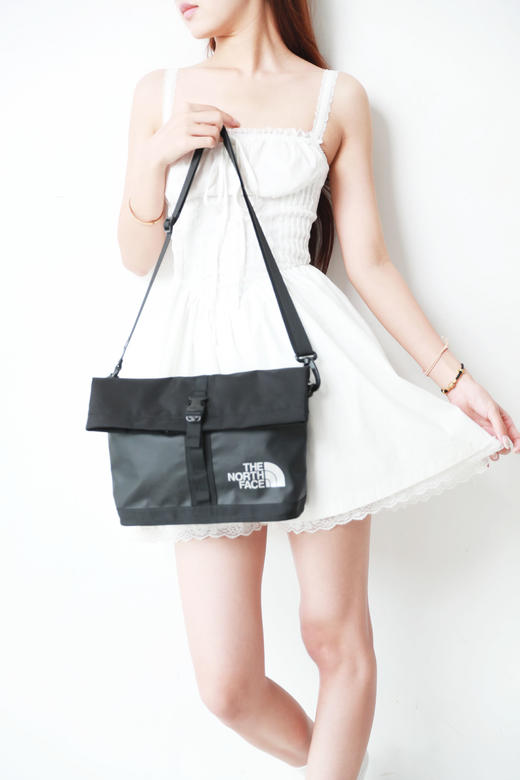 户外冲锋包包，大容量防泼水。压胶工艺字母长肩带单肩包C061260 商品图0