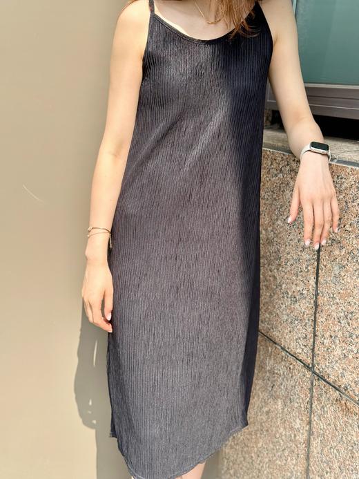 ✨【618速抢！】价格跌至冰点❗️清完为止❗️海外订单取消🌈【赫本风肌理纹吊带裙】💕 ✅高定褶皱织法，29.9穿出2999的质感 ✅修身高腰A版型，🥰显瘦显高挑 商品图2