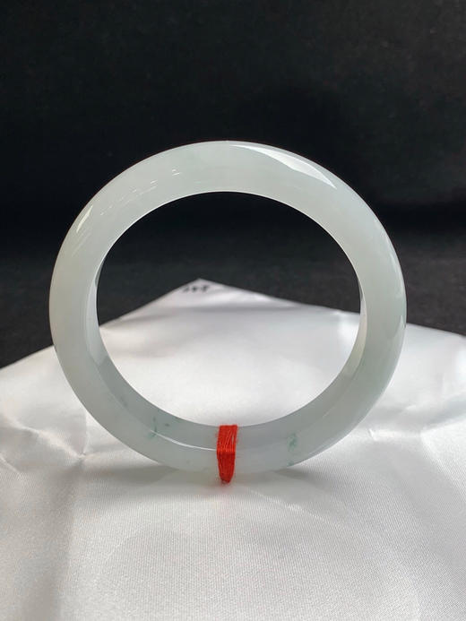 620213，58.8圈口，糯冰飘花正圈平安镯，白底飘蓝花，冰润细腻，干净清爽 商品图3