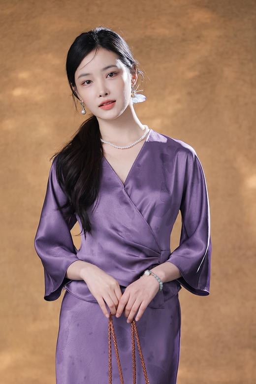 逸红颜明月优选「紫蝶」蝶序翩跹 · 新中式缎光套装，缎面叠褶上衣+小鱼尾半裙 商品图9