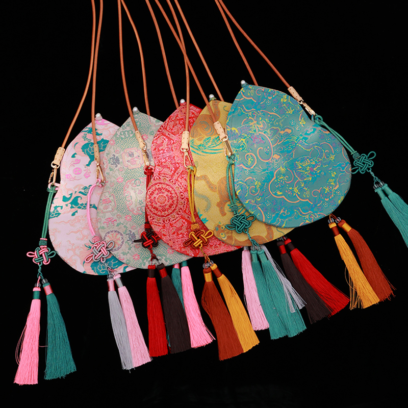 国风文化推广季（25800010）温小暖这款“福禄包包”采用我们高定款奢定款系列的面料，宋锦，云锦，香云纱，桑蚕丝及特殊高端面料等等，由工艺师姐姐手工制作!葫芦谐音“福禄”象征着福禄双全！本人自提！