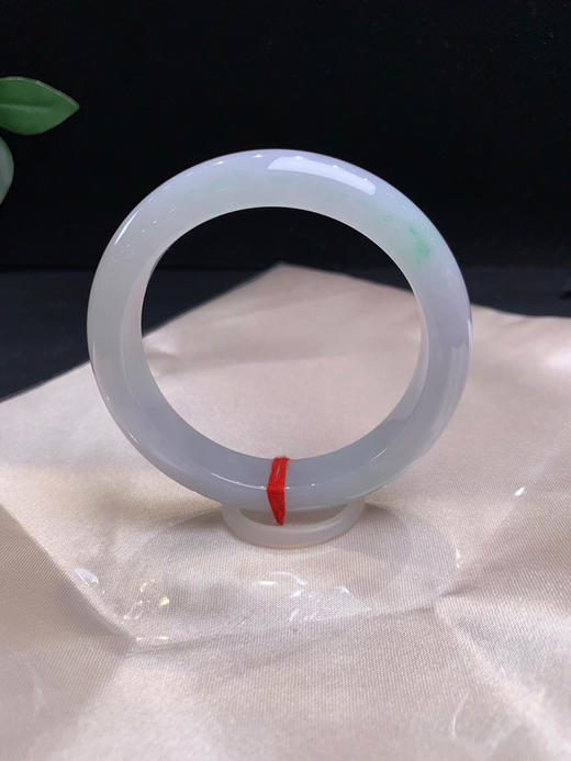 620202，55飘绿正圈手镯，整体干净的底子，飘清新淡雅的绿，整体带些淡紫，均匀细腻 商品图4