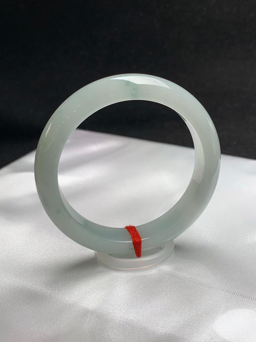 620204，53.2圈口，糯化飘花正圈平安镯，淡晴底色飘蓝花，整体清爽，底子胶润 商品图1