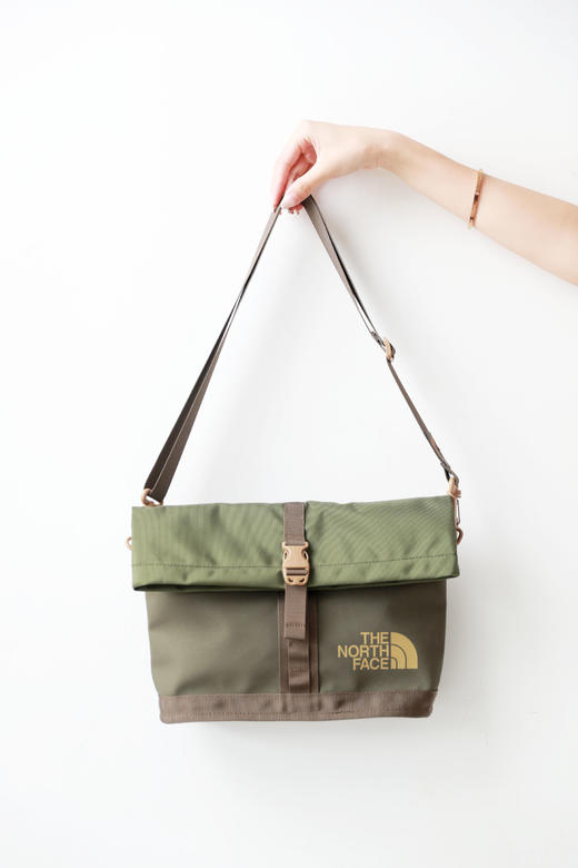 户外冲锋包包，大容量防泼水。压胶工艺字母长肩带单肩包C061260 商品图4