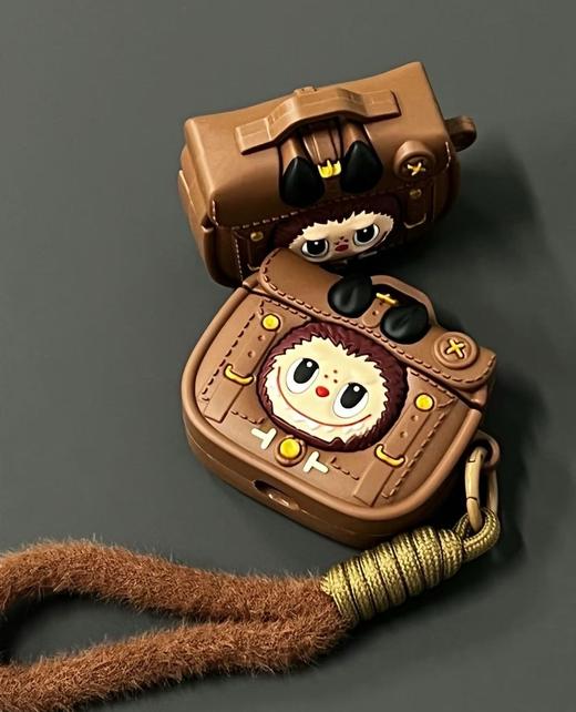 【LABUBU公文包苹果耳机盒】各种款式耳机壳Labubu/hellokitty/甜甜圈/碱水面包 /网球拍(/乒乓球/棒球\等款式耳机套 告别单调耳机壳，让你与众不同!!软硅胶材质，佩戴舒适 商品图0