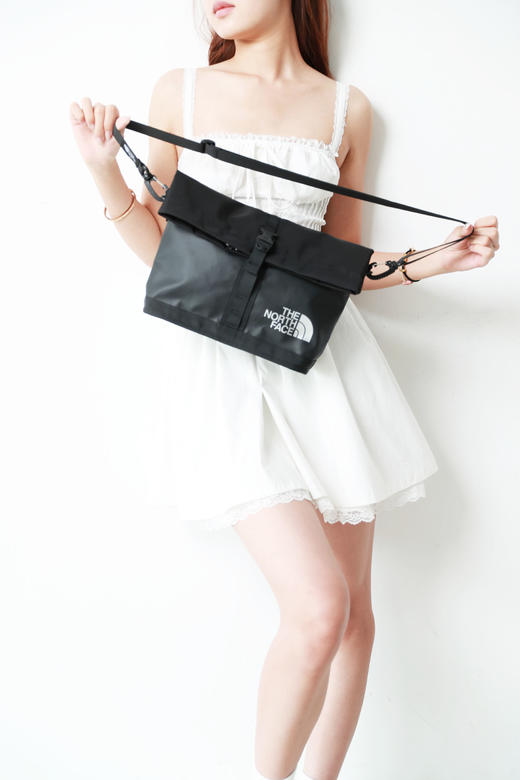 户外冲锋包包，大容量防泼水。压胶工艺字母长肩带单肩包C061260 商品图11