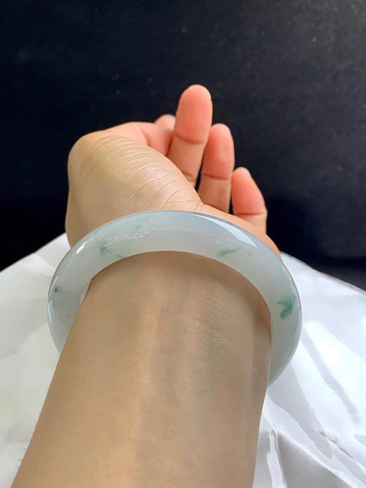620213，58.8圈口，糯冰飘花正圈平安镯，白底飘蓝花，冰润细腻，干净清爽 商品图5