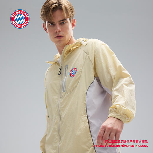 【官方正版】拜仁足球俱乐部丨米色防晒外套连帽外穿长袖休闲百搭 商品图3