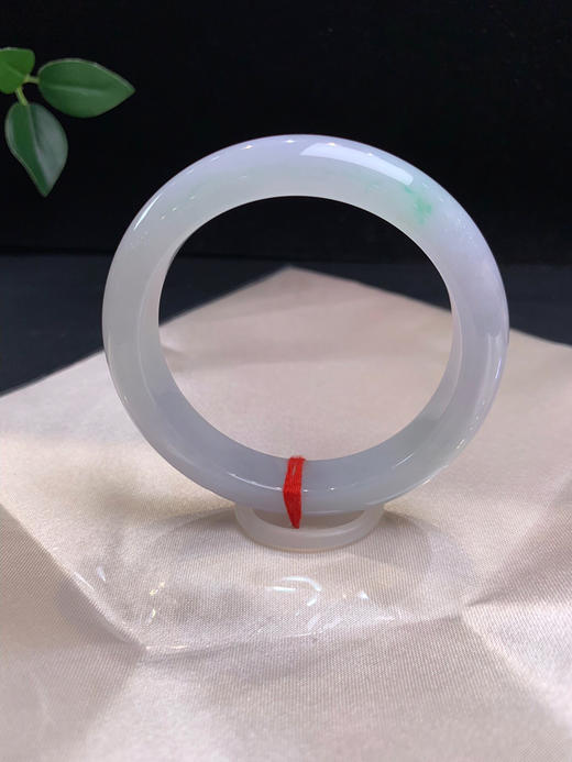 620202，55飘绿正圈手镯，整体干净的底子，飘清新淡雅的绿，整体带些淡紫，均匀细腻 商品图2