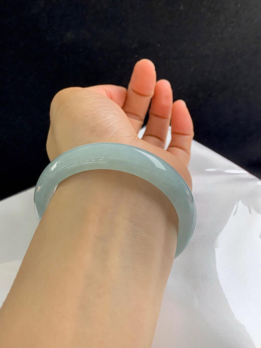 620215，58.7圈口，糯化飘花正圈平安镯，晴底飘深蓝花，水头好，冰润微透 商品图5