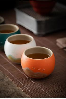 万里河山·主人杯礼盒套装 ，釉上作画呈现连绵青山，营造出悠远的山水意境【G】