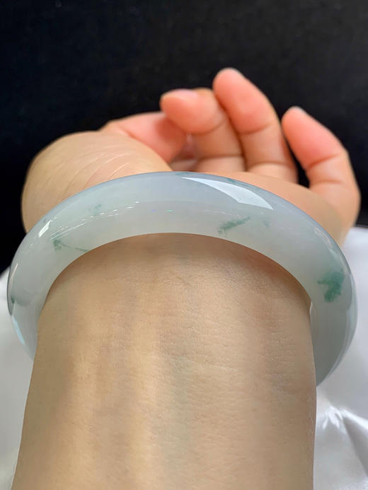 620213，58.8圈口，糯冰飘花正圈平安镯，白底飘蓝花，冰润细腻，干净清爽 商品图4