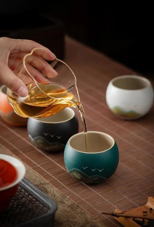 万里河山·主人杯礼盒套装 ，釉上作画呈现连绵青山，营造出悠远的山水意境【G】 商品图2