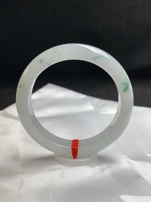 620213，58.8圈口，糯冰飘花正圈平安镯，白底飘蓝花，冰润细腻，干净清爽 商品图0