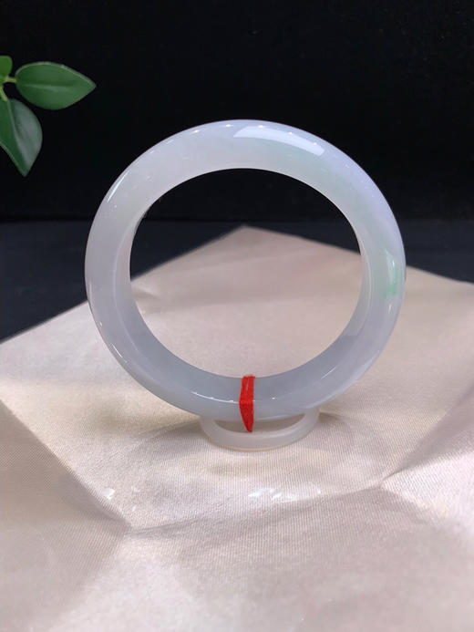 620202，55飘绿正圈手镯，整体干净的底子，飘清新淡雅的绿，整体带些淡紫，均匀细腻 商品图3